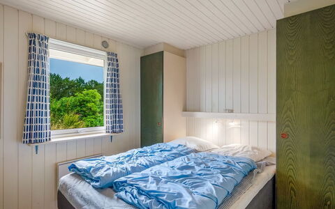 Steffen - 450M to the Fjord: Madera, Habitación, Casa, Marco De La Cama, Cama, Lecho, Techo, Madera Dura, Sábana, Manchas De Madera