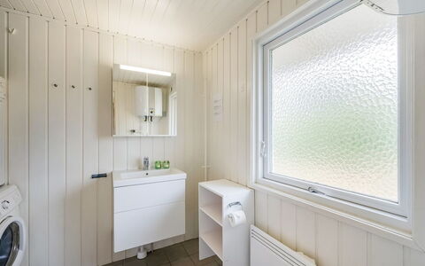 Steffen - 450M to the Fjord: Madera, Piso, Techo, Suelo, Arreglo De Tubería, Plomería, Habitación, Grifo, Baño, Mueble De Baño