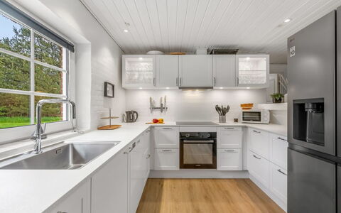 Nilla - 2.1Km from the Sea: Cocina, Madera, Piso, Techo, Mostrador, Aparato De Cocina, Diseño De Interiores, Gabinetes, Electrodoméstico, Electrodoméstico
