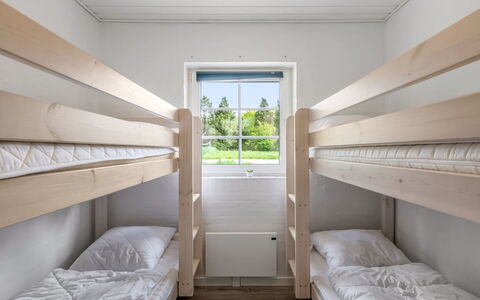 Nilla - 2.1Km from the Sea: Madera, Litera, Madera Dura, Habitación, Manchas De Madera, Tablón, Dormitorio, Hostal, Cama, Marco De La Cama