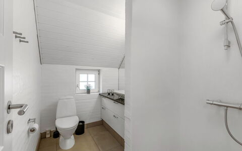 Nilla - 2.1Km from the Sea: Arreglo De Tubería, Piso, Baño, Suelo, Techo, Baño, Plomería, Diseño De Interiores, Grifo, Lavabo