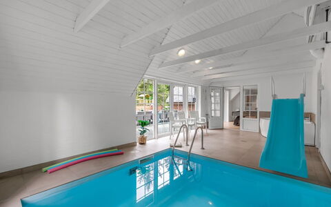 Nilla - 2.1Km from the Sea: Madera, Piso, Suelo, Mueble, Techo, Suelos De Madera, Silla, Piscina, Madera Dura, Recurso