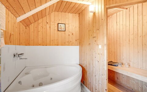 Sofie - 150M from the Sea: Bañera, Arreglo De Tubería, Madera, Piso, Baño, Suelo, Diseño De Interiores, Techo, Plomería, Encendiendo
