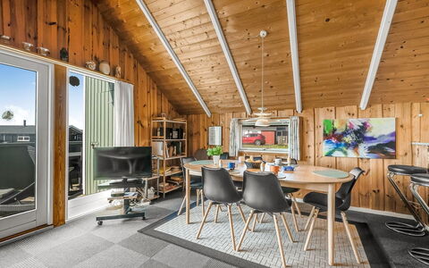 Sofie - 150M from the Sea: Madera, Techo, Diseño De Interiores, Piso, Suelo, Habitación, Silla, Sala, Madera Dura, Cocina Y Comedor Mesa