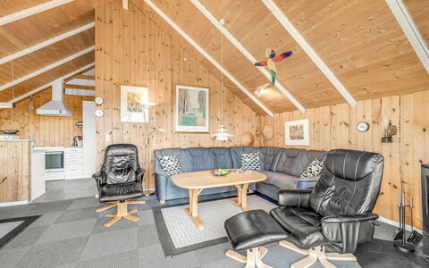Sofie - 150M from the Sea: Madera, Techo, Casa, Casa, Cabaña, Mueble, Cuarto De Troncos, Habitación, Sala, Invierno