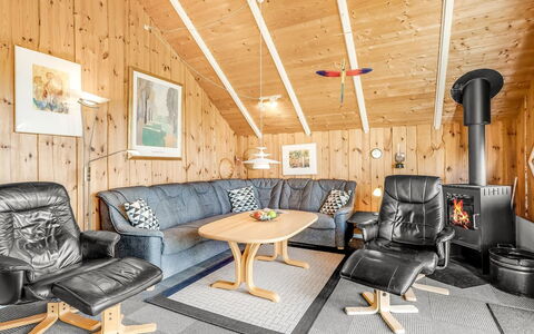 Sofie - 150M from the Sea: Madera, Mueble, Casa, Cabaña, Casa, Techo, Cuarto De Troncos, Invierno, Lámpara, Sala