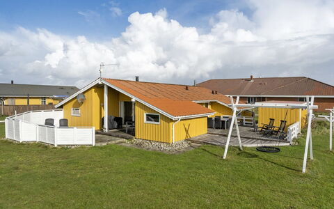 Hebba - 300M from the Sea: Arbusto, Diseño Urbano, Cobertura Del Suelo, Ladrillo, Departamento, Inmuebles, Enladrillado, Balcón, Paisajismo