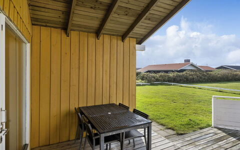 Hebba - 300M from the Sea: Arbusto, Diseño Urbano, Cobertura Del Suelo, Ladrillo, Departamento, Inmuebles, Enladrillado, Balcón, Paisajismo