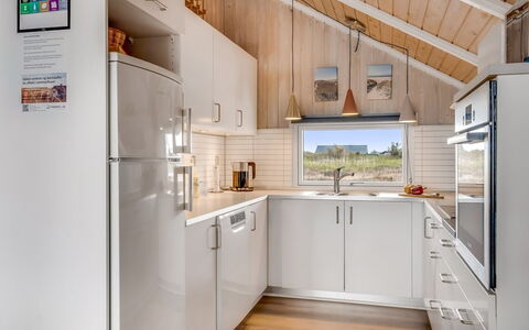 Doris - 150M from the Sea: Cocina, Aparato De Cocina, Diseño De Interiores, Madera, Mostrador, Electrodoméstico, Techo, Piso, Mueble, Electrodoméstico