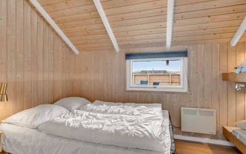 Doris - 150M from the Sea: Madera, Habitación, Lecho, Madera Dura, Manchas De Madera, Techo, Tablón, Congelación, Invierno, Cama