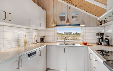 Doris - 150M from the Sea: Madera, Cocina, Piso, Diseño De Interiores, Mostrador, Aparato De Cocina, Techo, Casa, Electrodoméstico, Suelo