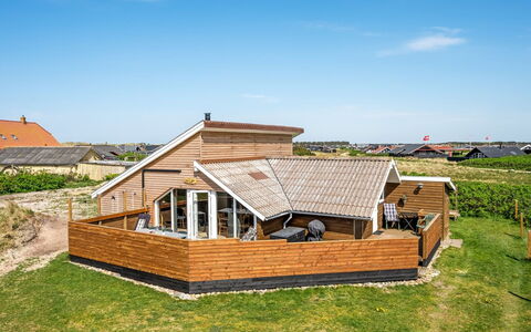 Arla - 200M from the Sea: Madera, Techo, Arquitectura, Casa, Casa, Cabaña, Vía Muerta, Madera Dura, Pendiente, Inmuebles