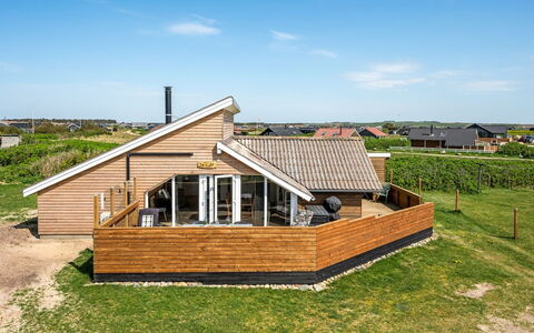 Arla - 200M from the Sea: Madera, Techo, Arquitectura, Casa, Casa, Cabaña, Vía Muerta, Madera Dura, Pendiente, Inmuebles