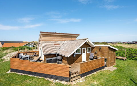Arla - 200M from the Sea: Madera, Techo, Arquitectura, Casa, Casa, Cabaña, Vía Muerta, Madera Dura, Pendiente, Inmuebles