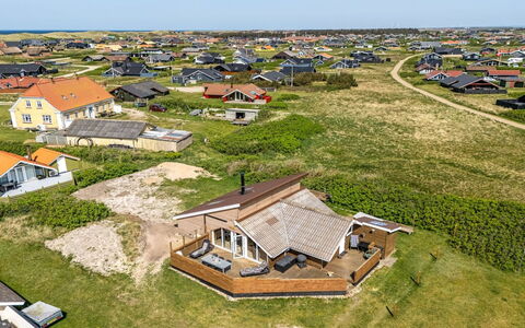 Arla - 200M from the Sea: Madera, Techo, Arquitectura, Casa, Casa, Cabaña, Vía Muerta, Madera Dura, Pendiente, Inmuebles