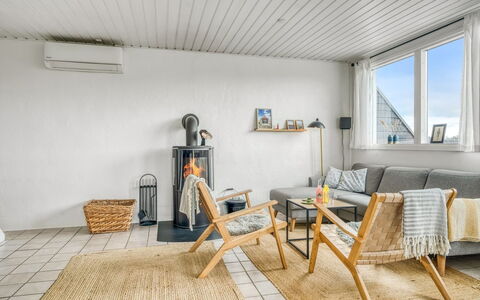 Gudmand - 200M from the Sea: Madera, Mueble, Piso, Suelo, Diseño De Interiores, Suelos De Madera, Silla, Techo, Sala, Madera Dura