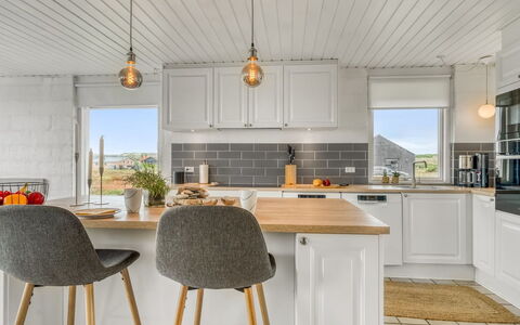 Gudmand - 200M from the Sea: Cocina, Mostrador, Piso, Madera, Mueble, Gabinetes, Suelo, Aparato De Cocina, Diseño De Interiores, Techo