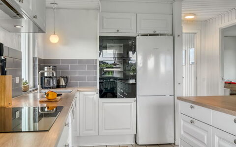 Gudmand - 200M from the Sea: Cocina, Mostrador, Aparato De Cocina, Gabinetes, Diseño De Interiores, Piso, Electrodoméstico, Madera, Electrodoméstico, Suelo
