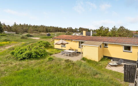 Suki - 650M from the Sea: Madera, Techo, Arquitectura, Casa, Casa, Cabaña, Vía Muerta, Madera Dura, Pendiente, Inmuebles
