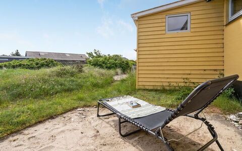 Suki - 650M from the Sea: Madera, Techo, Arquitectura, Casa, Casa, Cabaña, Vía Muerta, Madera Dura, Pendiente, Inmuebles