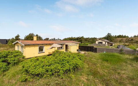 Suki - 650M from the Sea: Madera, Techo, Arquitectura, Casa, Casa, Cabaña, Vía Muerta, Madera Dura, Pendiente, Inmuebles