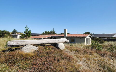 Suki - 650M from the Sea: Madera, Techo, Arquitectura, Casa, Casa, Cabaña, Vía Muerta, Madera Dura, Pendiente, Inmuebles