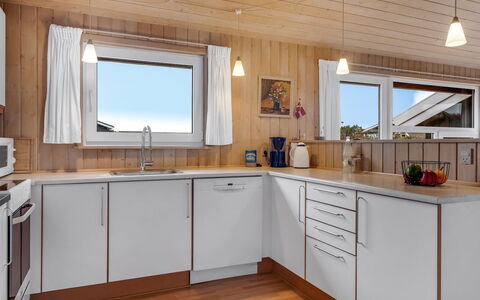 Sofja - 150M from the Sea: Piso, Cocina, Aparato De Cocina, Madera, Mostrador, Diseño De Interiores, Suelo, Techo, Suelos De Madera, Electrodoméstico