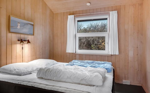 Sofja - 150M from the Sea: Cama, Habitación, Sábana, Madera, Lecho, Diseño De Interiores, Mueble, Suelo, Piso, Marco De La Cama