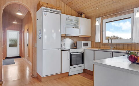 Sofja - 150M from the Sea: Madera, Aparato De Cocina, Piso, Cocina, Electrodoméstico, Techo, Suelo, Diseño De Interiores, Mostrador, Habitación