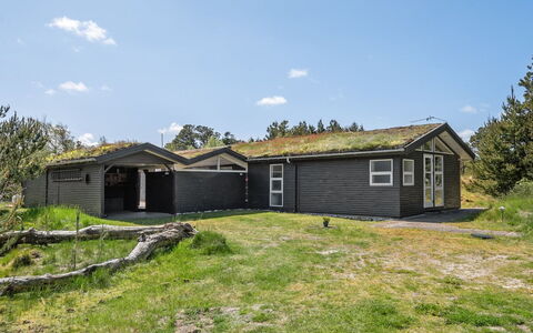 Ninna - 1Km from the Sea: Hierba, Casa, Techo, Casa, Cabaña, Arbusto, El Terreno Del Lote, Área Rural, Casa De Campo, Cobertura Del Suelo