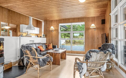 Hereth - 700M from the Sea: Madera, Piso, Mueble, Diseño De Interiores, Techo, Casa, Suelo, Sala, Suelos De Madera, Casa