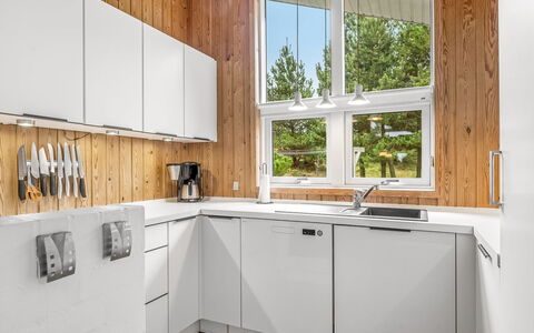 Hereth - 700M from the Sea: Cocina, Madera, Aparato De Cocina, Mostrador, Piso, Gabinetes, Diseño De Interiores, Electrodoméstico, Suelo, Mueble