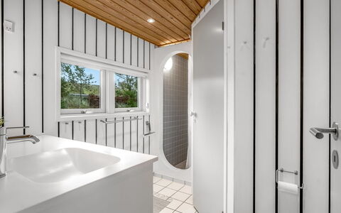 Hereth - 700M from the Sea: Piso, Diseño De Interiores, Techo, Suelo, Arreglo De Tubería, Plomería, Habitación, Baño, Lámpara, Grifo