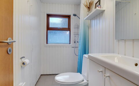 Jobst - 150M from the Sea: Arreglo De Tubería, Piso, Baño, Suelo, Lavabo Del Baño, Lavabo, Diseño De Interiores, Techo, Baño, Grifo