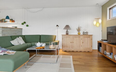 Jobst - 150M from the Sea: Madera, Piso, Diseño De Interiores, Mueble, Suelo, Sala, Sofá, Casa, Suelos De Madera