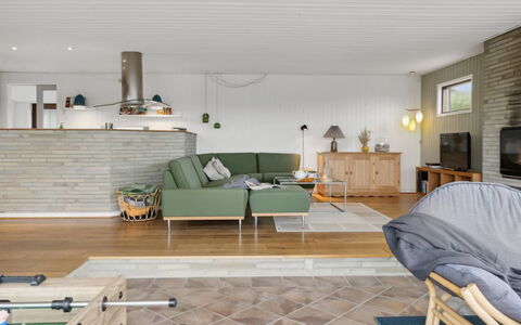 Jobst - 150M from the Sea: Mueble, Piso, Diseño De Interiores, Suelo, Madera, Sofá, Sala, Techo, Lámpara, Encendiendo