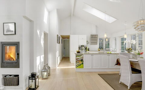 Amine - 700M from the Sea: Piso, Diseño De Interiores, Techo, Mueble, Suelo, Suelos De Madera, Casa, Lámpara, Habitación, Sala