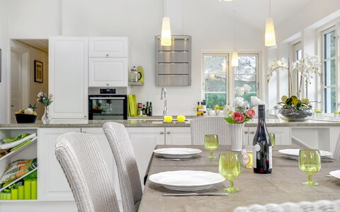 Amine - 700M from the Sea: Mueble, Diseño De Interiores, Cocina, Lámpara, Piso, Casa, Techo, Mostrador, Encendiendo, Silla