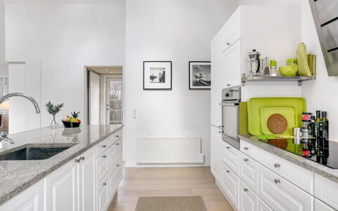 Amine - 700M from the Sea: Cocina, Mostrador, Aparato De Cocina, Gabinetes, Diseño De Interiores, Piso, Mueble, Electrodoméstico, Suelo, Cajón