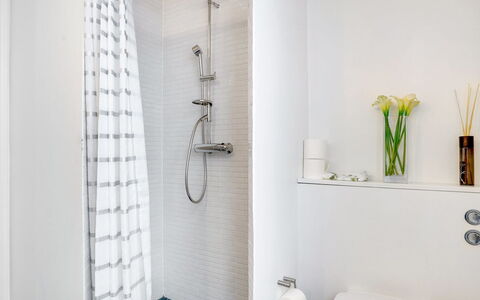 Amine - 700M from the Sea: Baño, Pared, Piso, Diseño De Interiores, Suelo, Arreglo De Tubería, Baño, Plomería, Habitación, Casa
