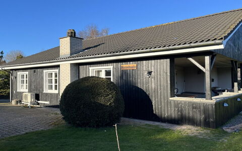 Annegret - 250M from the Sea: Hierba, Casa, Techo, Casa, Cabaña, Arbusto, El Terreno Del Lote, Área Rural, Casa De Campo, Cobertura Del Suelo