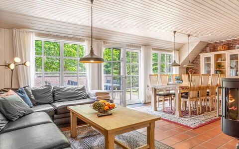 Pauna - 50M from the Sea: Mueble, Madera, Diseño De Interiores, Piso, Techo, Sofá, Suelo, Suelos De Madera, Sala, Casa