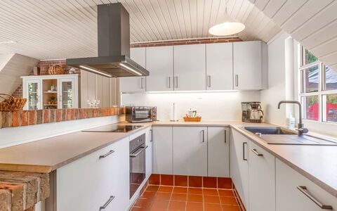 Pauna - 50M from the Sea: Cocina, Mostrador, Piso, Diseño De Interiores, Aparato De Cocina, Madera, Gabinetes, Techo, Suelo, Electrodoméstico