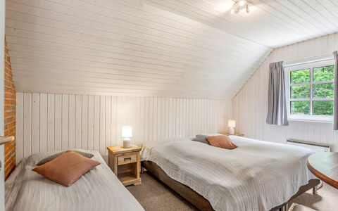 Pauna - 50M from the Sea: Cama, Habitación, Madera, Sábana, Diseño De Interiores, Lecho, Techo, Suelo, Piso, Mueble