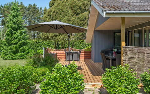Filippa - 900M from the Sea: Madera, Casa, Cabaña, Casa, Techo, Área Rural, Vía Muerta, Cuarto De Troncos, Edificios Del Jardín, Madera Dura