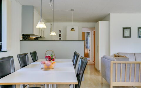 Filippa - 900M from the Sea: Madera, Casa, Cabaña, Casa, Techo, Área Rural, Vía Muerta, Cuarto De Troncos, Edificios Del Jardín, Madera Dura