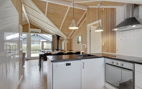 Uolevi - 200M from the Sea: Piso, Pared, Suelo, Diseño De Interiores, Madera, Techo, Suelos De Madera, Encendiendo, Mueble, Suelo Laminado