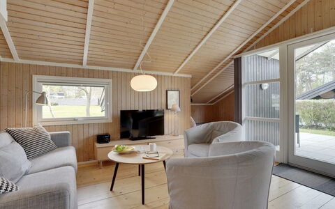 Uolevi - 200M from the Sea: Piso, Pared, Suelo, Diseño De Interiores, Madera, Techo, Suelos De Madera, Encendiendo, Mueble, Suelo Laminado