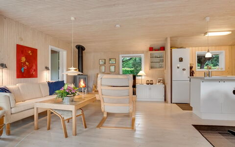 Delma - 750M from the Sea: Madera, Casa, Cabaña, Casa, Techo, Área Rural, Vía Muerta, Cuarto De Troncos, Edificios Del Jardín, Madera Dura