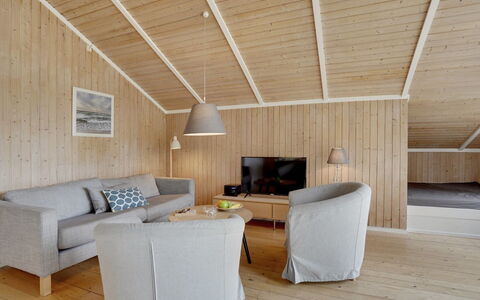Nafni - 200M from the Sea: Piso, Pared, Suelo, Diseño De Interiores, Madera, Techo, Suelos De Madera, Encendiendo, Mueble, Suelo Laminado
